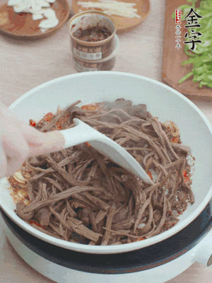 下茶樹菇煸炒4分鐘。