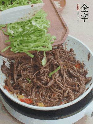 水分煸干，下青椒絲快炒1分鐘。