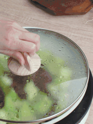 西葫蘆略出水時，加一小撮鹽調(diào)味。