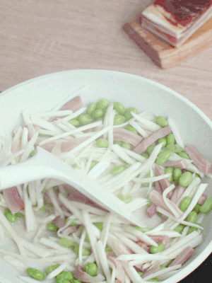下茭白絲、青豆翻炒。