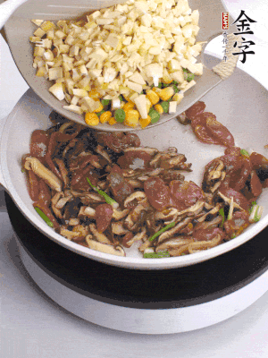 鍋里熱油，爆香蔥白，下香腸片炒至微微出油，加時蔬粒、香菇粒、春筍粒翻炒均勻。