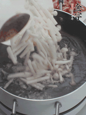 白玉菇改刀焯水30秒。