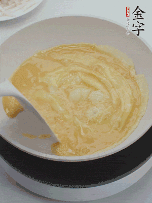 2個(gè)雞蛋炒散。