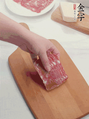 金字培根火腿改刀切小片；白洋蔥切丁；新鮮豌豆剝殼。