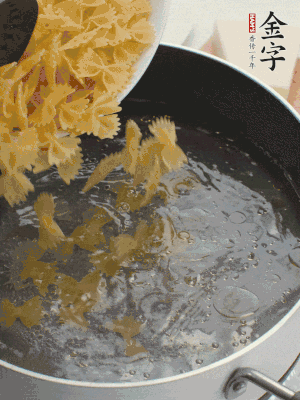 蝴蝶面加橄欖油煮熟；豌豆焯水30秒。