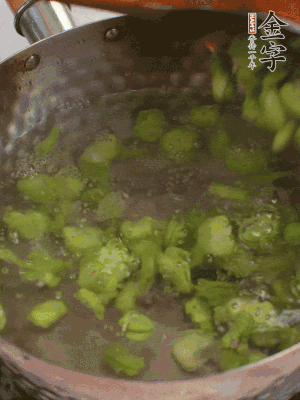 鍋中水沸，放一撮鹽，下蠶豆豆瓣焯3分鐘，下百合，3秒撈出，一起撈出瀝水。