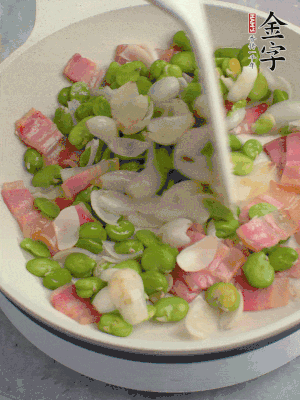 放蠶豆豆瓣、百合炒勻。