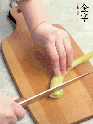 蔥切段，姜切絲，辣椒斜切成塊。