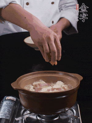 下蝦仁干，煮5分鐘。撒蒜葉，煮1分鐘。