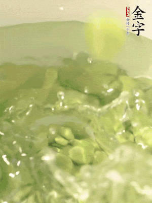 新鮮蠶豆熱水焯水30秒，然后浸入涼水。