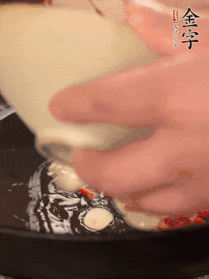 豬油潤(rùn)鍋，下辣椒、大蒜、火腿片煸香。