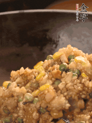 再下糯米，1勺蠔油、2勺生抽調(diào)味翻炒均勻。