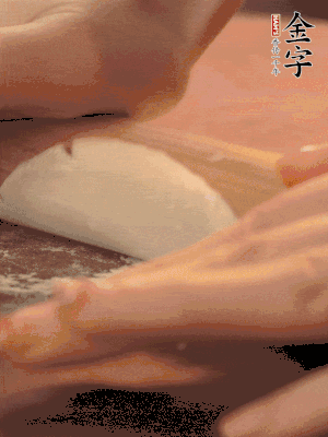 餃子皮邊緣搟薄，整體搟成1.5倍大小。