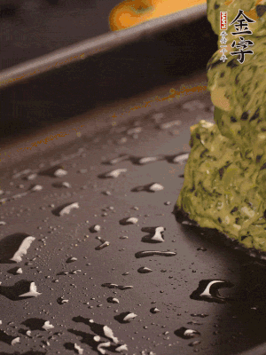 熱鍋擦一下油，下面糊攤平。