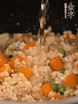 把食材轉(zhuǎn)移到電飯鍋中，倒入點清水，正常煮飯。