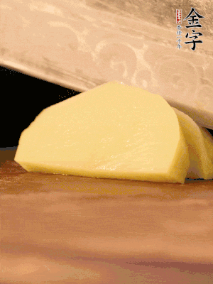 土豆去皮切丁。水開后，放入鍋中煮2-3分鐘，撈出瀝干水分。