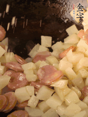 再放烤腸片煎熟。撒點(diǎn)鹽、孜然粉、辣椒面。