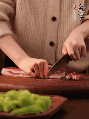 金字淡咸肉切片，冷水入鍋，加姜片、料酒略焯水。同步，五花肉切塊焯水。