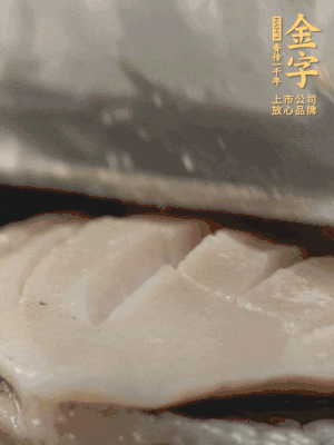 鮑魚用勺子撬出來，去掉內臟和牙齒，加面粉、白醋、鹽、啤酒抓一下，清水洗凈，切花刀。
