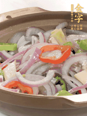 砂鍋底鋪上香菜，放上料頭，再放上焯過水的鮑魚殼。