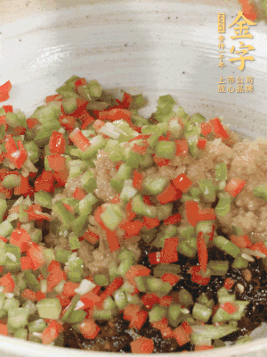 XO醬、蒜蓉醬、青紅椒粒攪拌成醬料。