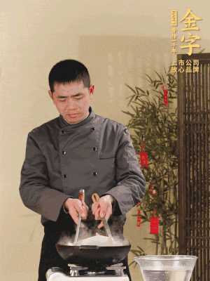 整只土雞冷水下鍋，加蔥姜、料酒焯水，撈出后用溫水清洗干凈。