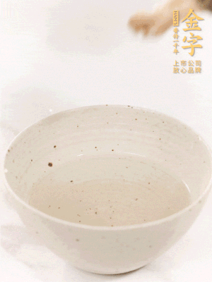 羊肚菌流水洗凈2遍后，溫水泡發(fā)15-20分鐘。
