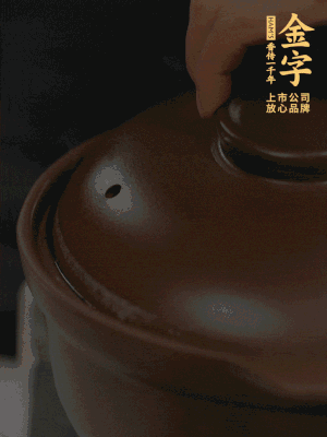 雞、火腿、姜片一起放入砂鍋中，大火轉(zhuǎn)小火燉2小時。