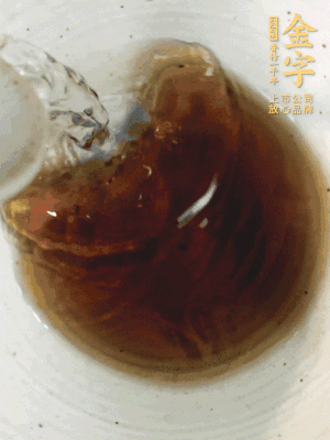 黃酒中加清水、蒸魚豉油、白砂糖混合均勻。