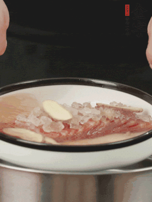 置于盤中，加冰糖100g、黃酒100g、水200g，上鍋蒸20分鐘。