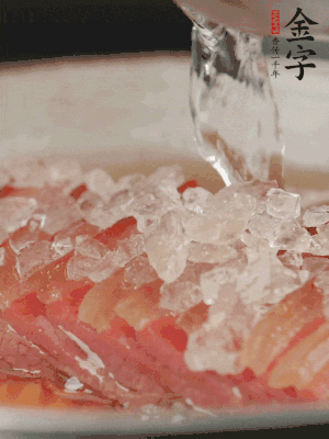 依舊放上冰糖100g、黃酒100g、水200g，鍋中再蒸15分鐘。