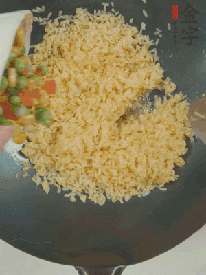 下豌豆粒、胡蘿卜粒、玉米粒。（買現(xiàn)成冷凍的雜菜即可，非常方便）
