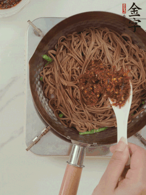 下蕎麥面，淋上少許醬油，加2勺金字火腿大師醬略翻炒即可。