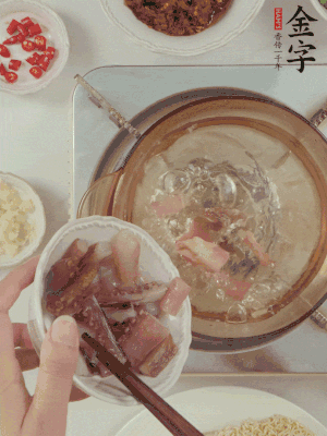 魷魚(yú)熱水下鍋，焯水備用。