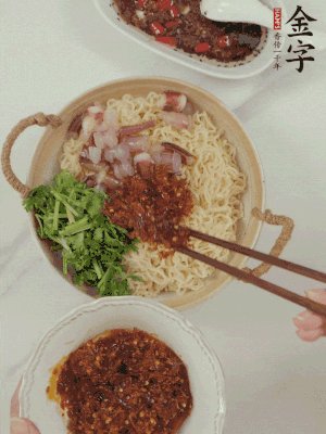 在面上鋪魷魚(yú)、香菜、金字火腿大師醬。