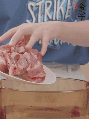 排骨剁小塊，加姜片、料酒沸水下鍋焯水。
