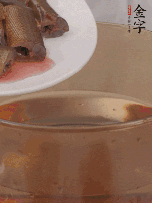 處理干凈的黃鱔段，加姜片、料酒沸水下鍋焯水。撈出用涼水沖洗干凈。