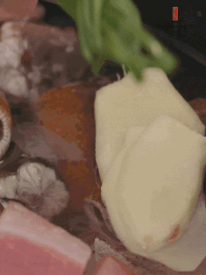 加姜片、蔥結、料酒。