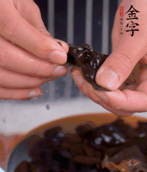 木耳冷水泡發(fā)，處理成小塊。（如果是小木耳就不用切了）
