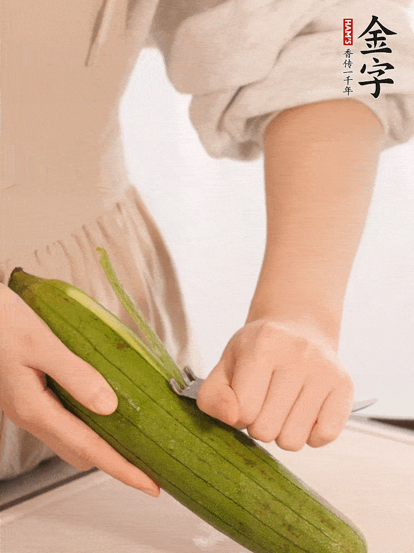 絲瓜去皮切滾刀塊用鹽殺一下水分洗凈。