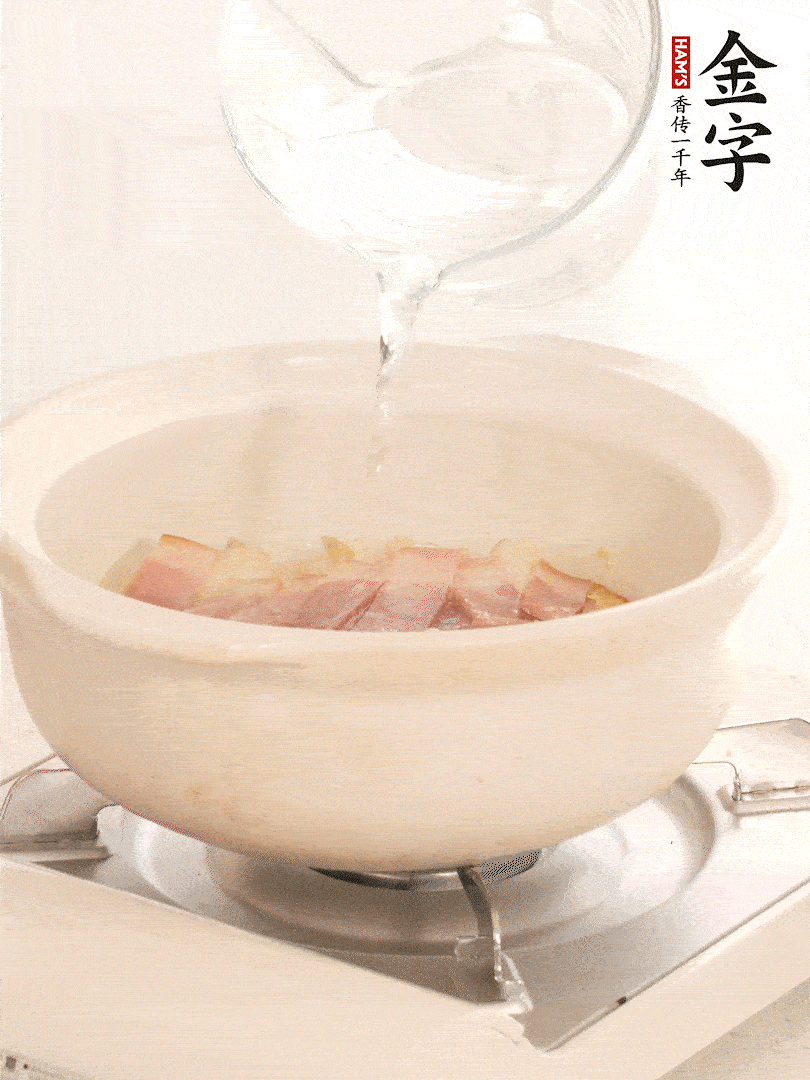 放入火腿片，加開水，再加入豆腐