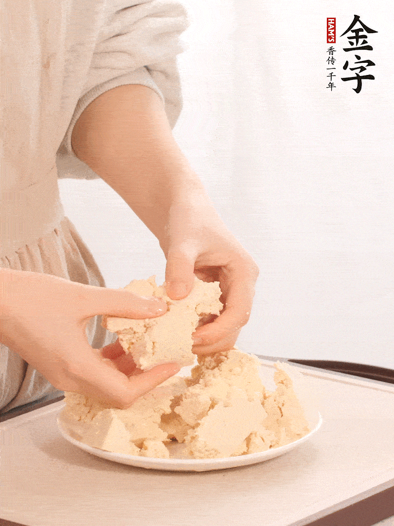 老豆腐用手掰成塊。