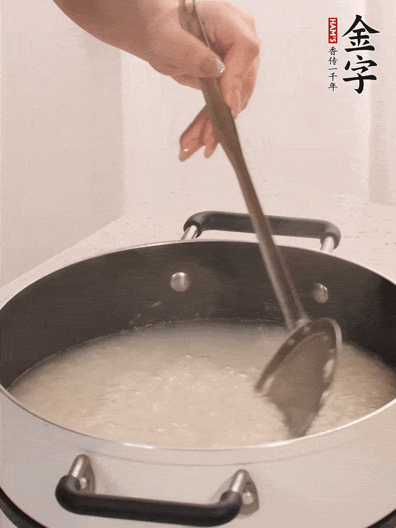 香菇、土豆、胡蘿卜、金字土香腸切小塊。