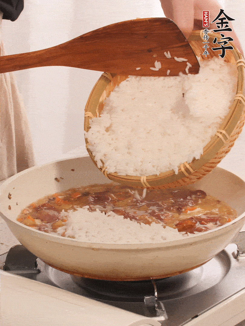 熱鍋燒油，香腸煸出油，加姜片去腥，加土豆、胡蘿卜、香菇翻炒到半熟，隨后加豆角、2小勺鹽、1大勺生抽，煸炒均勻。