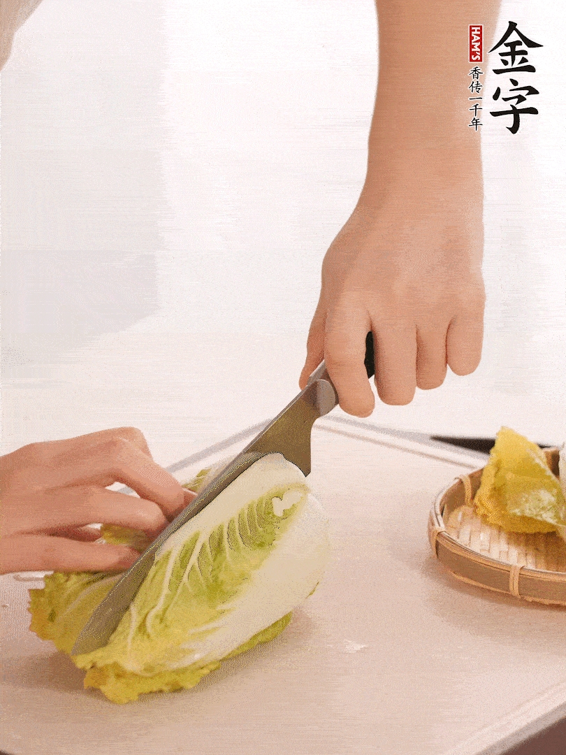 生姜切末，白菜改刀成成塊。
