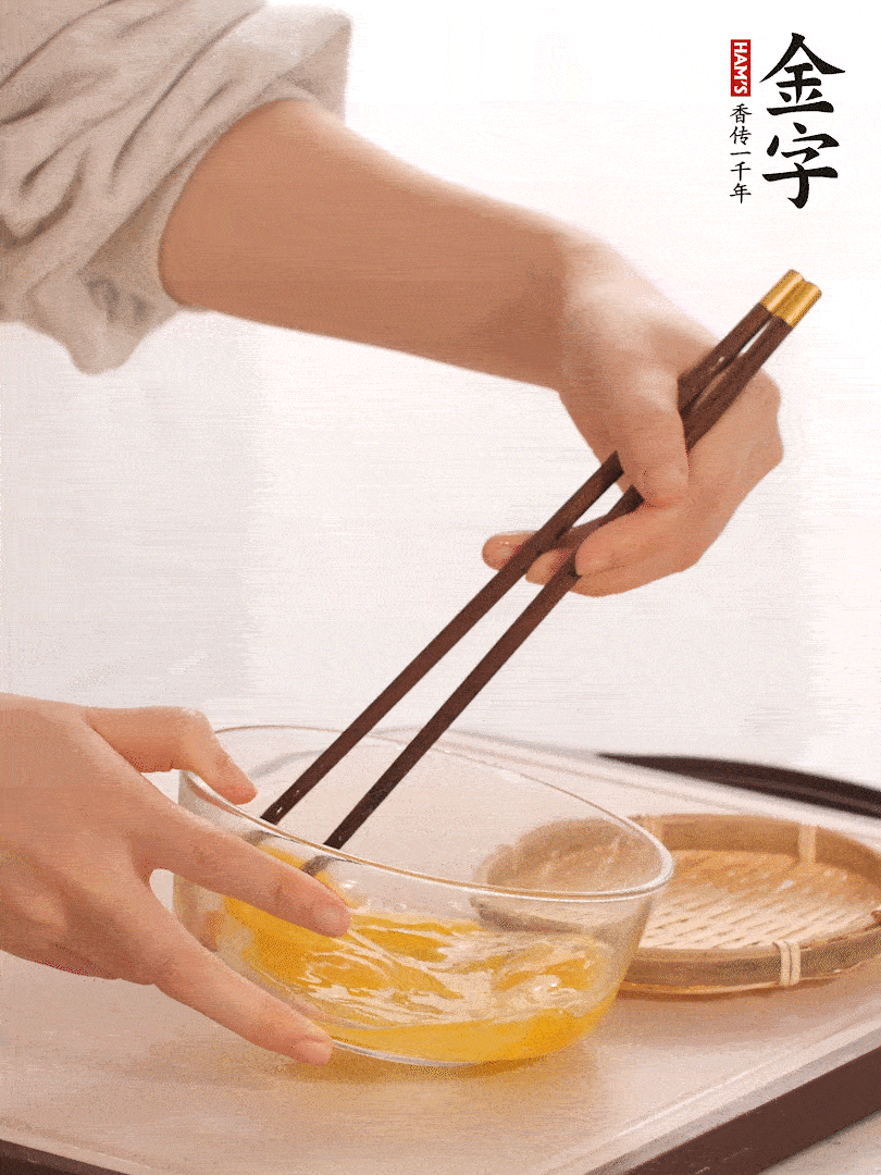 兩顆雞蛋打散。