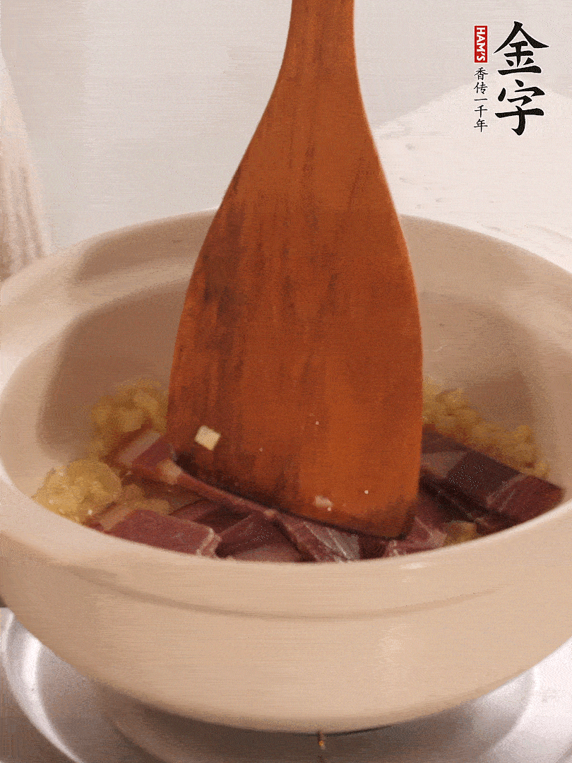 加熱水，加入白菜蓋上蓋子煨煮3分鐘。