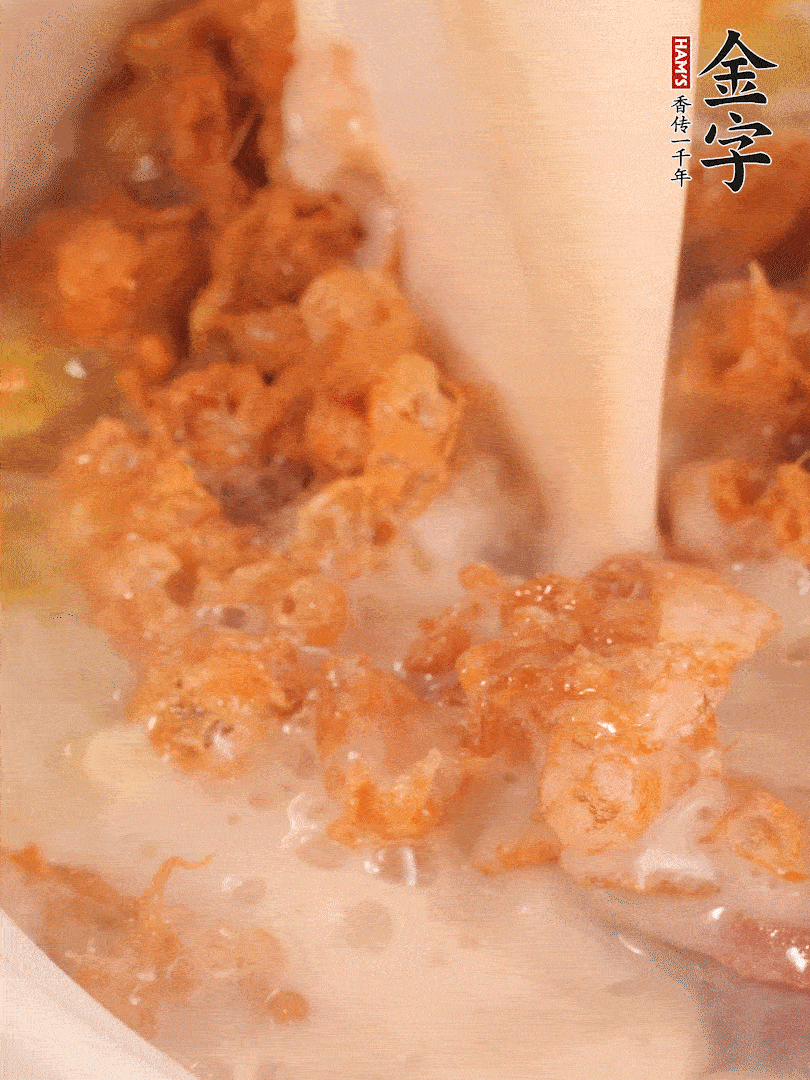 加入蛋酥再煨煮2分鐘，加入豆?jié){。
