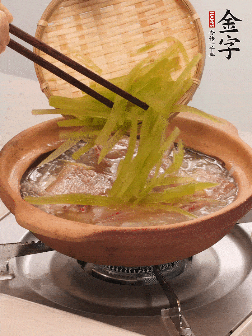 倒入熱水煮開(kāi)后，轉(zhuǎn)小火燉煮10分鐘，呈奶白色湯底。