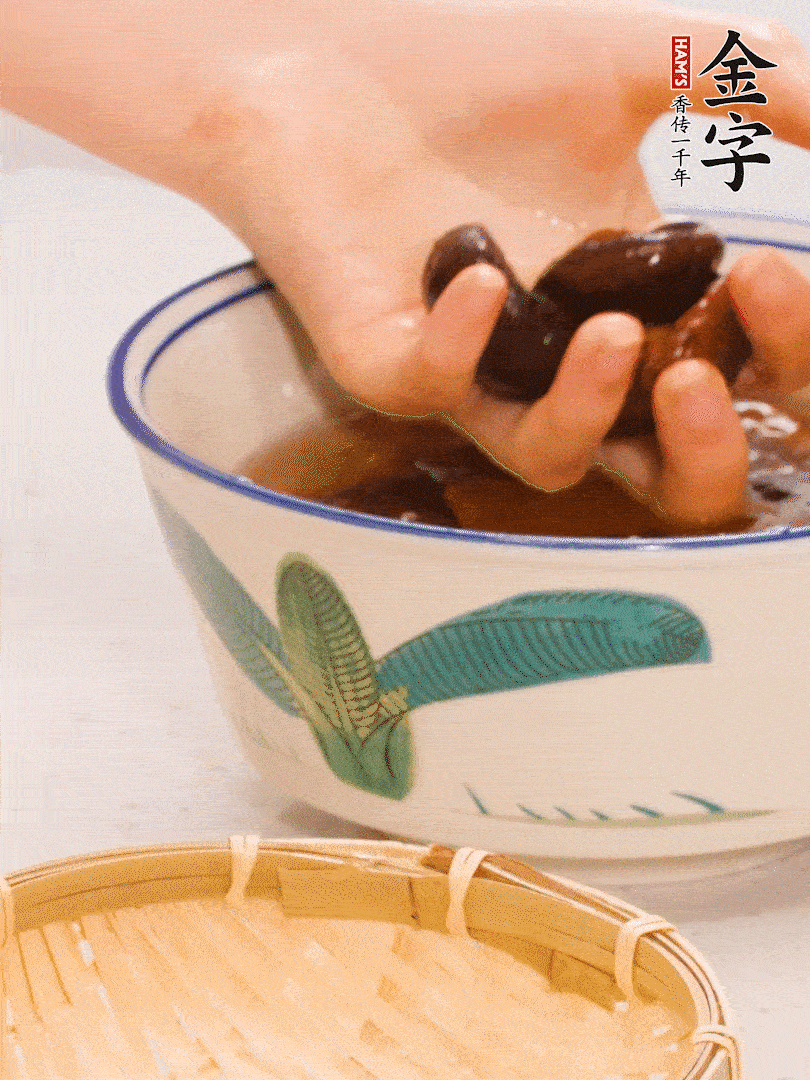 干香菇提前泡發(fā)切片，泡香菇水留著備用。